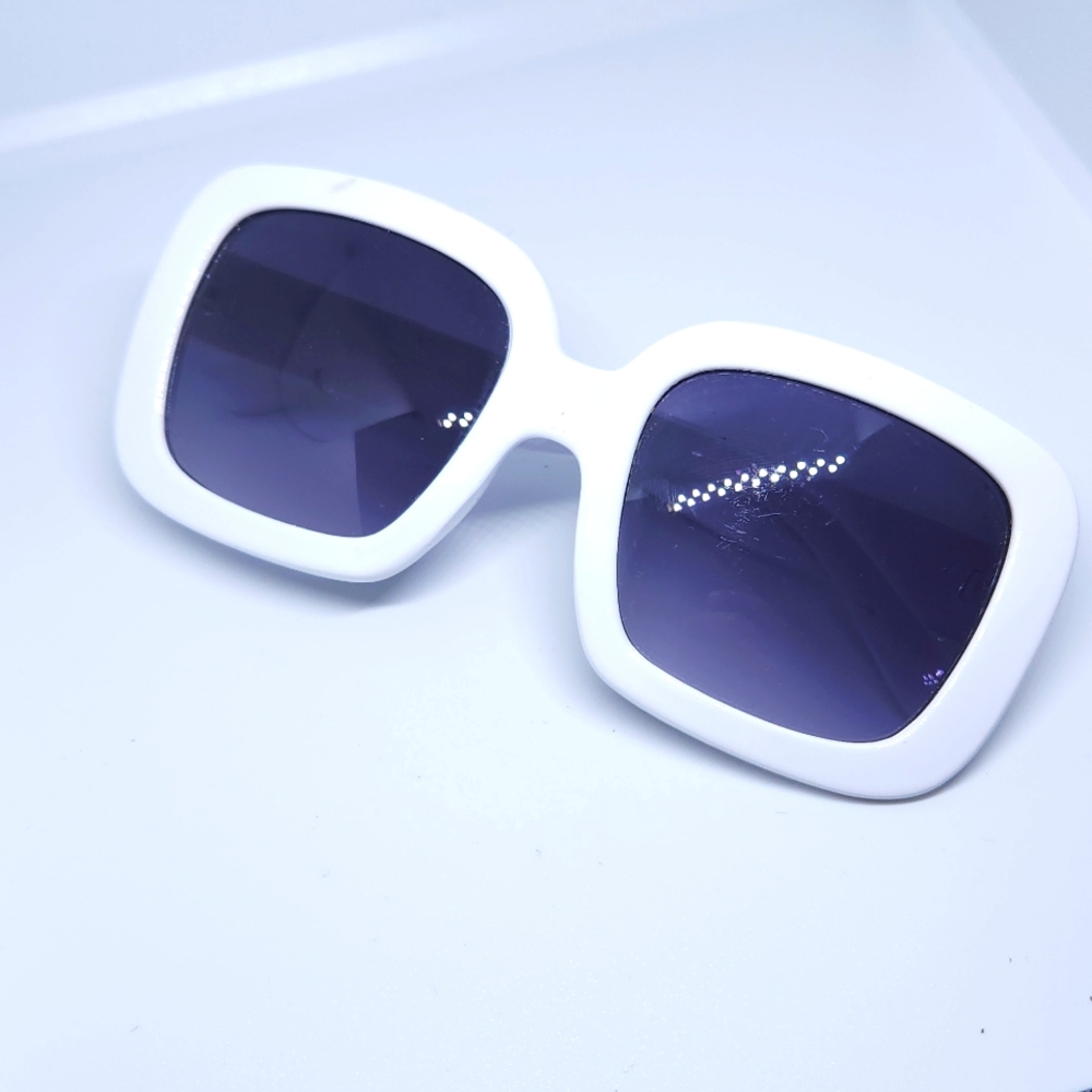 Thick white Frame sunglasses Elegant